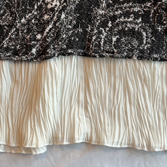 Abercrombie & Fitch sweater with a fringe on the bottom. - Picture 4 of 5